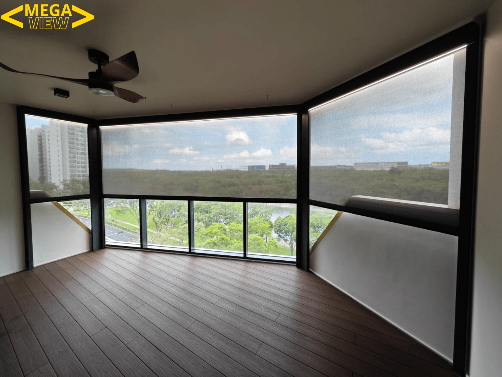 Motorised hotel blind for an outdoor entertainment space
